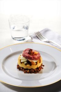 Citterio: Crostone di polenta con cotechino, lenticchie e puré