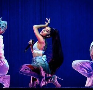 Ariana Grande in Loriblu
