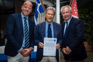 Da sinistra Oliver Schwall, Managing Director SCL - Commodoro YCCS, Riccardo Bonadeo - Peter Wolsing, Presidente ISLA firmatari del Partnership Agreement.