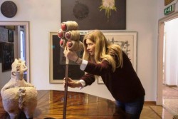 L’ARTE PER COMBATTERE LA VIOLENZA CONTRO LE DONNE. A MILANO VÌOLA, LA MOSTRA DI ANDI KACZIBA