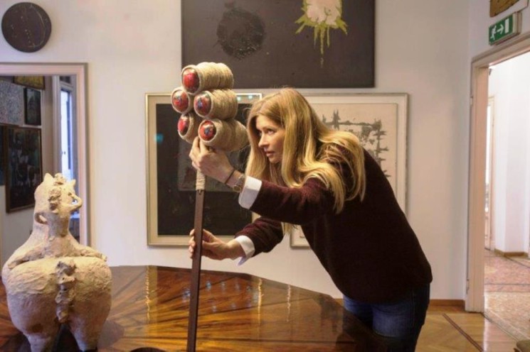 L’ARTE PER COMBATTERE LA VIOLENZA CONTRO LE DONNE. A MILANO VÌOLA, LA MOSTRA DI ANDI KACZIBA