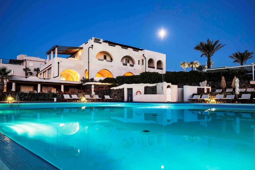 ISOLA DI VULCANO – THERASIA RESORT SEA & SPA: ATMOSFERA MEDITERRANEA E OSPITALITÀ ESCLUSIVA