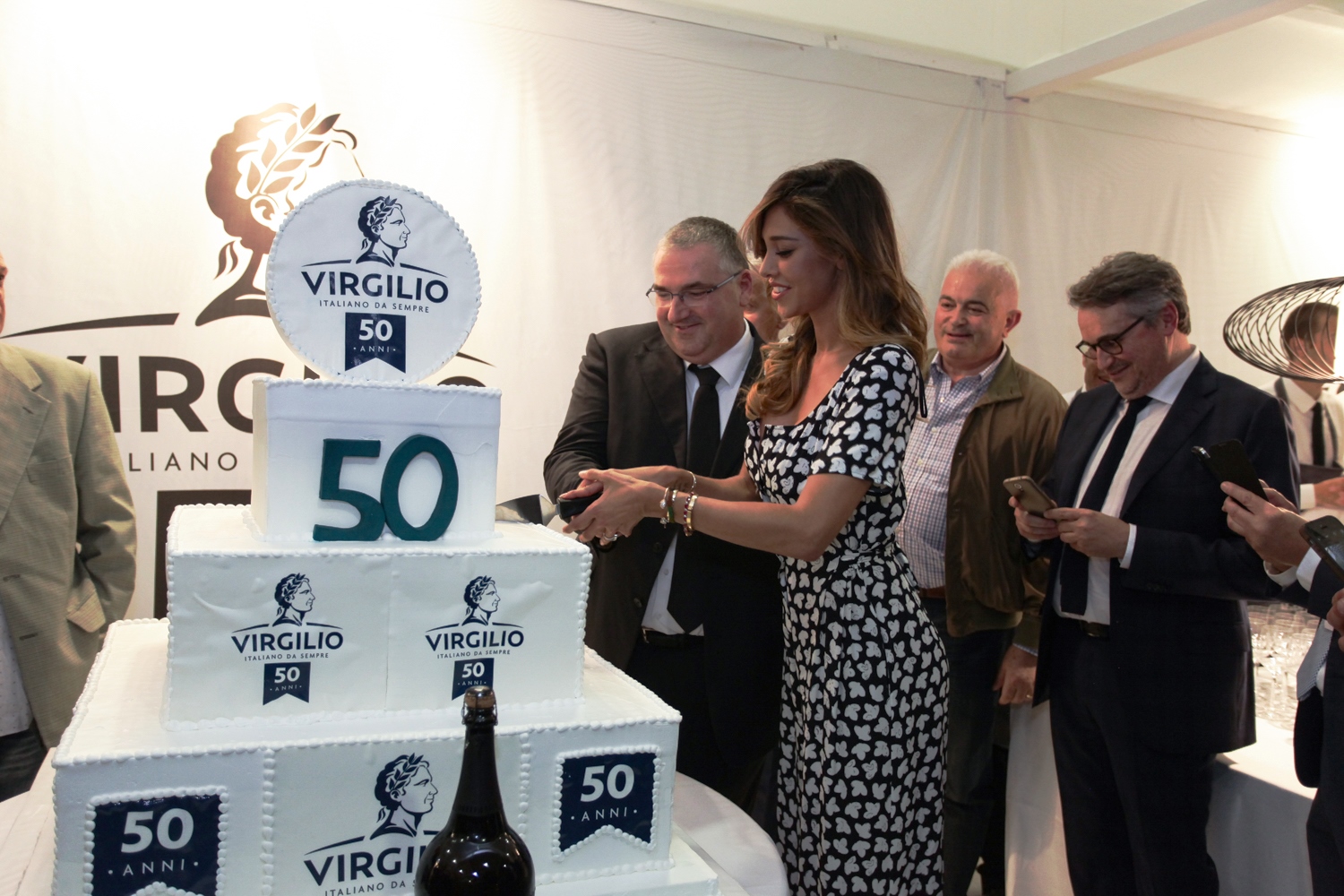 Belen Rodriguez taglia la torta col Presidente Paolo Carra
