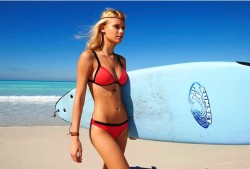 PLEASE BEACHWEAR ALLA CONQUISTA DI TUTTE LE SPIAGGE DEL MONDO