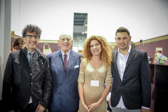 In foto da sinistra: Massimiliano Bizzi, presidente di WHITE • Mario Boselli, presidente onorario Camera Moda • Francesca Castagnacci, designer • Andrea Ramponi, azienda RAMPONI