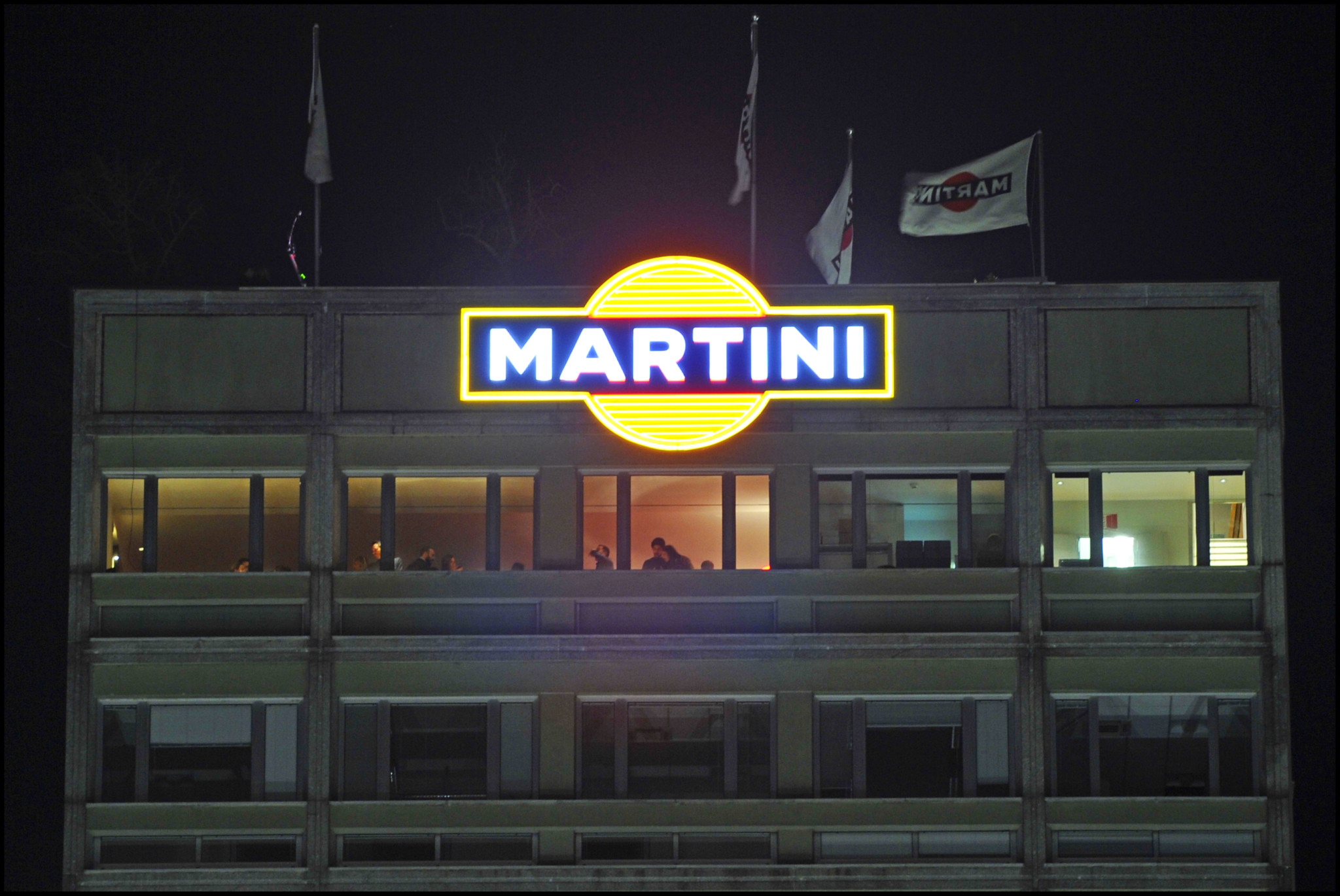 L’insegna Martini illumina ancora Milano