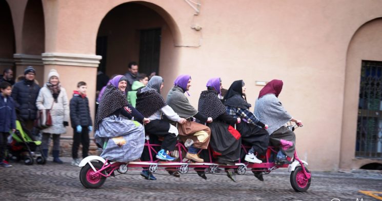 Ad Urbino la befana scenderà dal tetto, ad Urbania arriva sui pattini