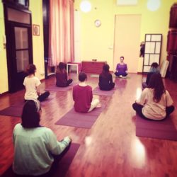 Anoressiche, bulimiche e affette da disturbi alimentari a lezione di Yoga a Milano