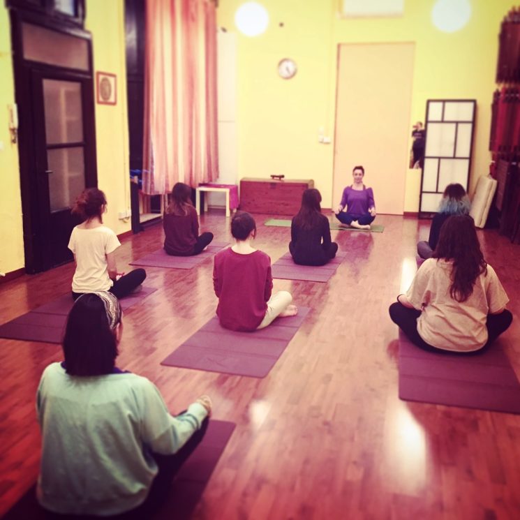 Anoressiche, bulimiche e affette da disturbi alimentari a lezione di Yoga a Milano
