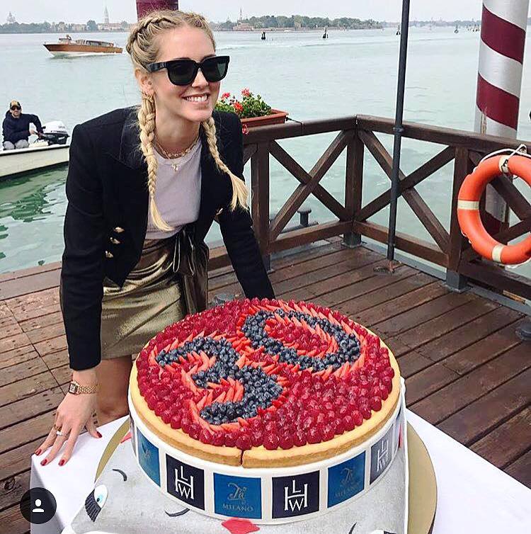 Chiara Ferragni davanti a una torta T'a Milano