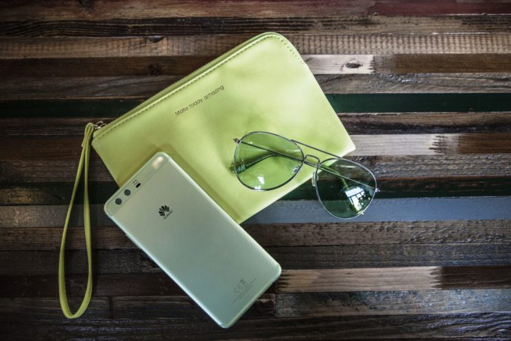 Huawei e Pantone insieme per una versione verde e blu dei nuovi Huawei P10 e P10 Plus da abbinare a scarpe e borse