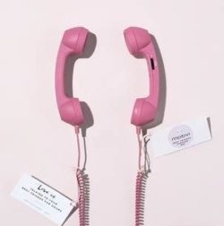 Motivi celebra il Best Friends Forever Day con il telefono senza fili