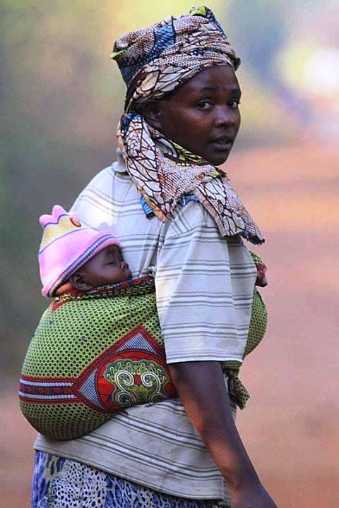 donna africana con bambino