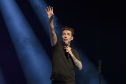 ANGELO PINTUS AL TEATRO MANZONI di Milano con lo spettacolo: “E se fosse stato il Cavallo?!”