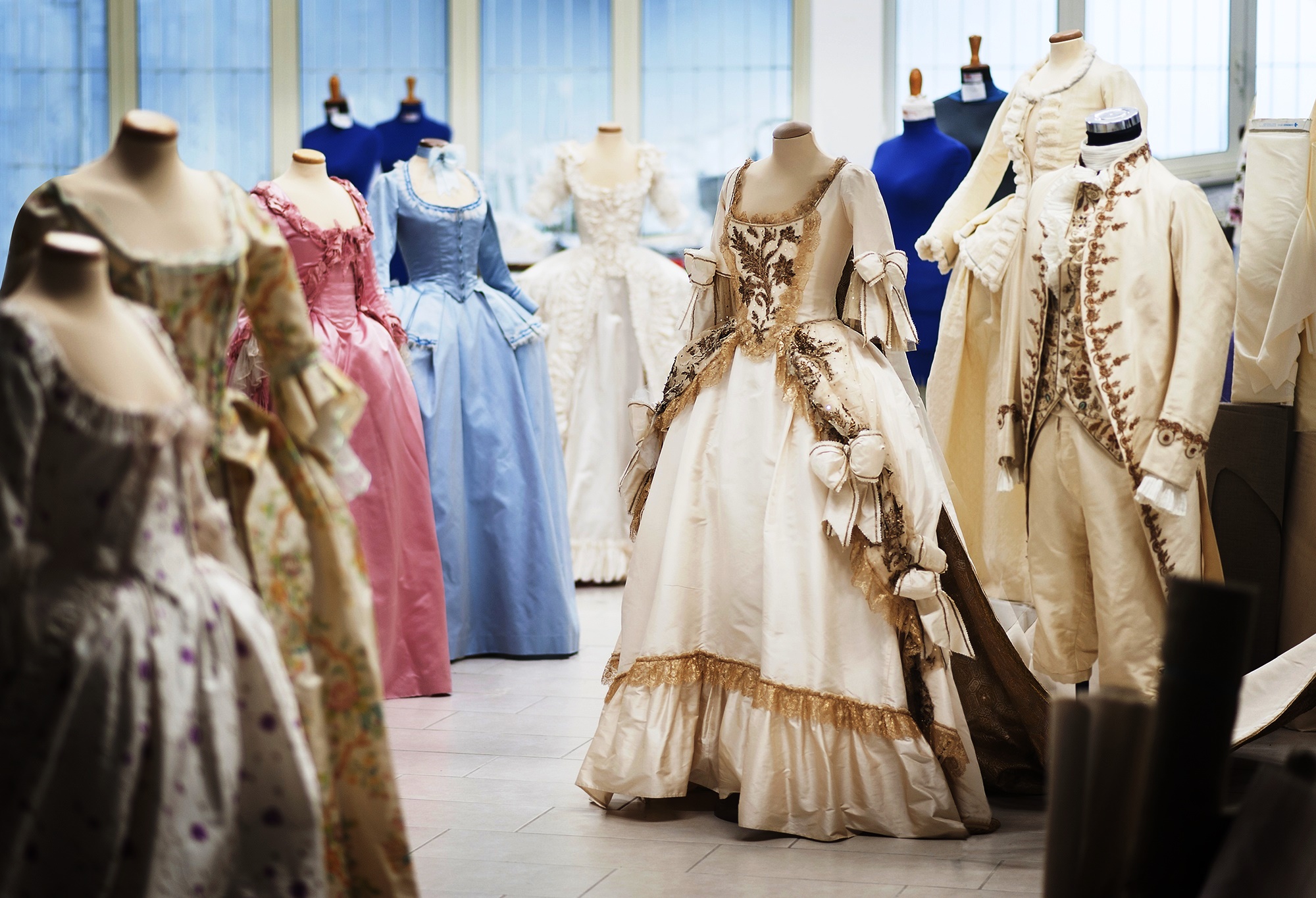 Una grande mostra dedicata ai costumi del film Marie Antoniette di Sophia Coppola inaugura la stagione espositiva 2018 del Museo del Tessuto di Prato. 