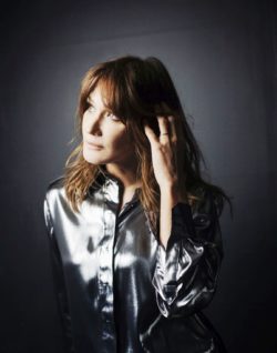 Carla Bruni presenta dal vivo in Italia il suo ultimo album “French Touch”
