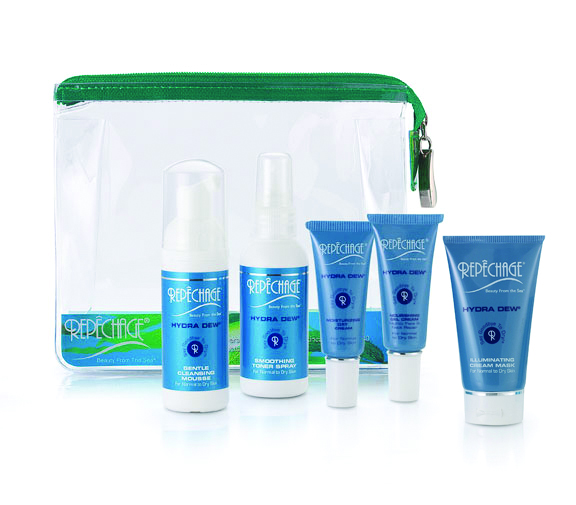 Repêchage: Hydra Dew® Starter/Travel Collection per pelli da normai a secche Repêchage, Hydra Dew, Travel Collection, pelli da normai a secche, Un percorso di detersione ed idratazione completo, anche in vacanza e durante i week-end, per dire addio alla pelle secca. Ingredienti esclusivi ristabiliscono l’idratazione dello strato idrolipidico garantendo 24 ore di idratazione e protezione. Detergente HYDRA DEW® GENTLE CLEANSING MOUSSE: delicata mousse detergente, senza sapone, che rimuove trucco ed impurità senza alterare la barriera protettiva della pelle. Le alghe idratano; la ninfea e l’epilobio calmano e leniscono Tonico HYDRA DEW® SMOOTHING TONER: tonico idratante che riduce secchezza, elimina la detersione e ripristina il corretto equilibrio di umidità. Idratante HYDRA DEW® MOISTURIZING DAY CREAM: crema da giorno leggera, a penetrazione rapida, ricca di estratti marini derivati dalle alghe aiuta a ripristinare lo strato idrolipidico naturale della pelle. Aumenta l'idratazione intracellulare e la mantiene a lungo.  Idratante HYDRA DEW® NOURISHING GEL CREAM: crema che reintegra l'idratazione con l'azione a penetrazione rapida di un gel. Il fattore idratante marino derivato dalle alghe aumenta la naturale ritenzione di umidità della pelle mentre gli acidi grassi essenziali di mandorle e sesamo contribuiscono a ripristinare lo strato lipidico protettivo della pelle. Aiuta a ridurre rossore e irritazione ed agisce in sinergia con il metabolismo cellulare naturale per aiutare a ristrutturare la pelle che ritorna liscia, fresca e luminosa. Maschera HYDRA DEW® ILLUMINATING CREAM MASK: formula idratante ad azione profonda, ricca di principi marini derivati dalle alghe, contiene anche ninfea e prolina che contribuiscono a ridurre il rossore e l’irritazione. I minerali rifrangenti naturali rendono la pelle bellissima sotto qualsiasi tipo di luce. La pelle si illumina e diviene radiosa. Prezzo: 60.00 Euro Travel collection per pelli da normali a secche