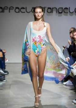 Raffaela D’Angelo alla Rinascente di Milano con un Temporary Podium