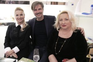 Zepter Hotels, la catena di sei hotel immersi nelle bellezze della natura incontaminata, rigogliosa e fiabesca della Serbia e Bosnia ed Erzegovina, è stata presentata nell’elegante salotto del negozio Zepter Life Style al civico 10 di Via San Pietro all’Orto per un brindisi all’esordio Zepter nel mondo dell’hotellerie. Giordana Mill ha fatto gli onori di casa per conto dei Signori Zepter. Tantissimi gli amici presenti, volti noti, giornalisti e operatori del settore: Sandra Milo, Barbara Bouchet, Maria Alberta Viviani Corradi Cervi, Simona Ventura, Valeria Marini, Beppe Convertini, Paola Neri, Cecilia Gayle, Ennio Fontana. Zepter è sempre stato un precursore dei tempi e gli hotel Zepter anticipano il concetto che il lusso di domani non sarà solo il cinque stelle, ma il cielo stellato e la ricerca di nuove esperienze e ricordi che resteranno impressi nella mente e nel cuore, un lusso silenzioso, esclusivo ed essenziale. L’arredamento che unisce eleganza e design, la massima attenzione a ogni dettaglio, la qualità dei servizi, l’ottimo cibo preparato con il metodo Zepter nel rispetto della salute soddisfano il turista più esigente e sofisticato. Relax e diverse attività per godere della natura incontaminata e un’ospitalità calorosa e professionale accumunano le sei strutture alberghiere del gruppo Zepter International. www.zepterhotels.com