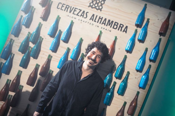 Cervezas Alhambra presenta la special edition firmata dall’artista Alan Sastre