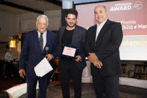 Roberto Liscia, Presidente di Netcomm, premia CaldaieMurali.it per la categoria Edilizia (b2c) e manutenzione