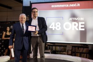 Roberto Liscia, Presidente di Netcomm, premia Nexi per la categoria Finance e Insurance