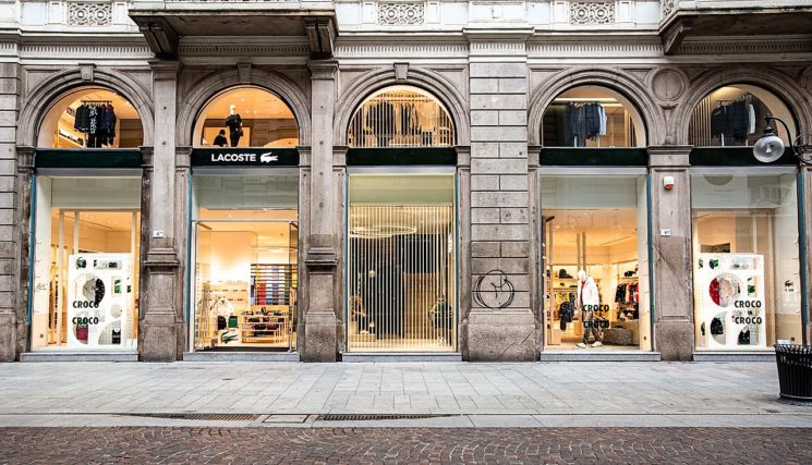 Lacoste apre a Milano dopo il restyling con una caccia al coccodrillo