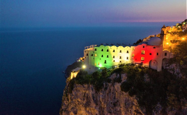 Il Monastero Santa Rosa di Conca dei Marini s’illumina del Tricolore