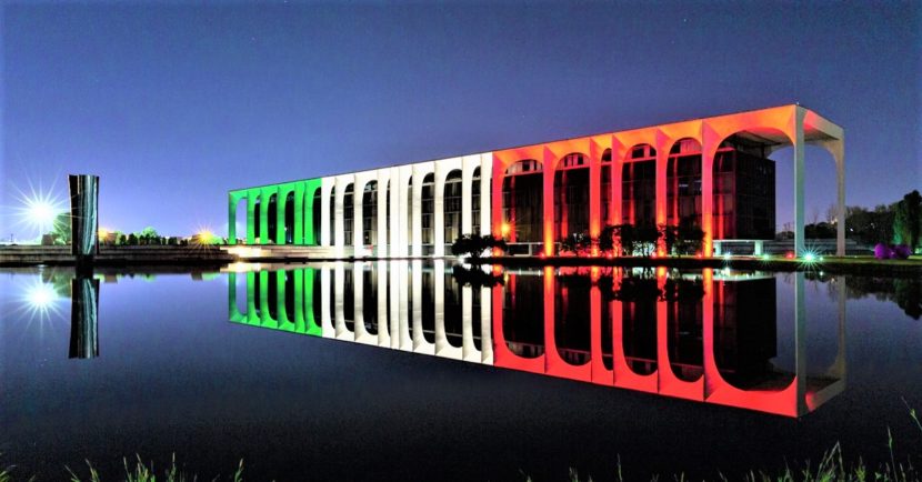 Palazzo Mondadori illuminato dal tricolore