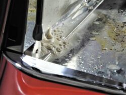 Rimuovere a fondo lo sporco con l’acqua e Blindy di pulyCAFF