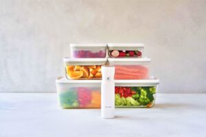 Zwilling Fresh&Save, il nuovo sistema di conservazione sottovuoto che mantiene gli alimenti più freschi fino a 5 volte più a lungo Zwilling, Fresh&Save, sistema di conservazione sottovuoto, sprechi, conservare il cibo, pompa per sottovuoto, contenitori, sistema di monitoraggio, Il cibo è valore, ma un terzo della produzione mondiale di cibo viene sprecato ogni anno. Un dato che fa riflettere e che sprona tutti a fare dei piccoli passi quotidiani per cambiare questa situazione, iniziando, ad esempio, da acquisti mirati e da una corretta conservazione degli alimenti. Il nuovo sistema di conservazione sottovuoto ZWILLING FRESH & SAVE costituisce un vero e proprio punto di svolta nelle cucine moderne, permettendo di ridurre al minimo gli sprechi. Non soltanto garantisce una conservazione dei cibi cinque volte superiore a quella ottenibile con i normali metodi non sottovuoto, ma si presenta come un vero e proprio alleato in cucina, pratico e sano. La condizione di “vuoto”, infatti, inibisce lo sviluppo di batteri aerobici, in maniera tale da evitare che possa manifestarsi la macerazione del cibo, provocata proprio dall’esposizione degli alimenti all’aria aperta. Ciò garantisce la massima salubrità e una qualità duratura degli alimenti. Le operazioni di sigillatura, infatti, impediscono all’aria sia di entrare che di uscire, con un significativo aumento dei tempi di vita del prodotto. Questo processo lascia integri l’intensità dei profumi e il gusto degli alimenti, permettendo di poter organizzare al meglio i pasti, con la possibilità di prepararli anche giorni prima, senza alcun rischio. Freschezza assicurata con il tocco di un pulsante L’innovativa pompa per sottovuoto FRESH & SAVE è il fulcro del sistema di vuoto e stoccaggio: questo strumento combina la potenza di imponenti macchine per sottovuoto con l'usabilità e la comodità di un piccolo dispositivo portatile. Semplicemente sfiorando un pulsante, infatti, la pompa a bassa rumorosità crea in pochi secondi un vuoto nei contenitori e si ferma automaticamente non appena viene raggiunto il giusto livello di vuoto. L’alimentazione con cavo USB, il pratico utilizzo senza fili e le sue dimensioni compatte la rendono non solo versatile e comoda per essere riposta nei cassetti ma anche sostenibile per l’ambiente grazie alla batteria di lunga durata. Contenitori, sacchetti e tappo da vino: la logica del sottovuoto per infinite possibilità La nuova linea ZWILLING FRESH & SAVE presenta diversi tipi di contenitori in vetro o plastica di dimensioni diverse, nonché sacchetti sottovuoto riutilizzabili, porta vivande per il pranzo e un elegante tappo da vino sottovuoto. I contenitori in vetro sono realizzati in borosilicato di alta qualità e sono dotate di una funzionalità 6 in 1: sigillare sottovuoto, conservare in frigorifero, congelare, cucinare in forno, riscaldare nel microonde e servire in tavola. Questo li rende perfetti per la preparazione di ogni tipo di pasto. I gratin, ad esempio, possono essere facilmente preparati in anticipo, sigillati sottovuoto e conservati in frigorifero o nel congelatore per essere cotti in un secondo momento. I sacchetti riutilizzabili sono perfetti per congelare prodotti, marinare la carne o cuocere sottovuoto. Infine, i contenitori per il pranzo forniscono freschezza in viaggio, in ufficio, a scuola o nei picnic all’aperto. ZWILLING Culinary World app: il modo intelligente per ridurre gli sprechi alimentari Ogni singolo contenitore e ogni sacchetto sottovuoto sono dotati di un codice QR univoco per gestire comodamente il cibo conservato tramite l'app ZWILLING Culinary World. Gli utenti devono semplicemente scansionare il codice e inserire il tipo di cibo, l'app calcolerà così la durata di conservazione degli alimenti sottovuoto e invierà un promemoria prima della scadenza di carne, pane e ogni tipo di pietanza. Oltre al codice QR, ogni sacchetto per sottovuoto ha un codice identificativo univoco per distinguere facilmente alimenti della stessa categoria che sono stati messi nel congelatore in date diverse. Monitorare la propria dispensa tramite app non solo aiuta a evitare sprechi alimentari, ma contribuisce anche a un modo più selettivo di fare la spesa. E, se i cibi conservati sono in procinto di scadere, niente paura: l’app propone anche una serie di ricette e video dimostrativi con cui potersi cimentare, per creare qualsiasi tipo di piatto senza buttare nulla. Le referenze Zwilling FRESH&SAVE Set base per sottovuoto in vetro o in plastica (7 pezzi M/L) Prezzo consigliato al pubblico e non vincolante: €89,95  Pompa sottovuoto  2 Sacchetti S  2 Sacchetti M  1 Contenitore in Vetro oppure in Plastica M  1 Contenitore in Vetro oppure in Plastica L Zwilling FRESH&SAVE Pompa per sottovuoto Prezzo consigliato al pubblico e non vincolante: €69,95  Presa Ergonomica  Dimensioni ridotte  Azione veloce e silenziosa  Ricaricabile tramite comune cavo USB  Wireless  Batteria duratura Zwilling FRESH&SAVE Sacchetti sottovuoto: Prezzo consigliato al pubblico e non vincolante: S - 10 pezzi: €9,95 M - 10 pezzi: €14,95 L - 3 pezzi: €5,95 Zwilling FRESH&SAVE Contenitori in vetro rettangolari Prezzo consigliato al pubblico e non vincolante: S: €9,95 M: €14,95 L: €19,95 Zwilling FRESH&SAVE Set da 3 pezzi di contenitori in vetro rettangolare Prezzo consigliato al pubblico e non vincolante: €39,95 Zwilling FRESH&SAVE Contenitore da frigo in vetro Prezzo consigliato al pubblico e non vincolante: €24,95 Zwilling FRESH&SAVE Contenitori in plastica rettangolari Prezzo consigliato al pubblico e non vincolante: S: €9,95 M: €14,95 L: €19,95 Zwilling FRESH&SAVE Set da 3 pezzi di contenitori in plastica rettangolari Prezzo consigliato al pubblico e non vincolante: €39,95 Zwilling FRESH&SAVE Porta vivande Prezzo consigliato al pubblico e non vincolante: €13,95 Zwilling FRESH&SAVE Tappo da vino sottovuoto Prezzo consigliato al pubblico e non vincolante: €4,95 www.ballarini.it