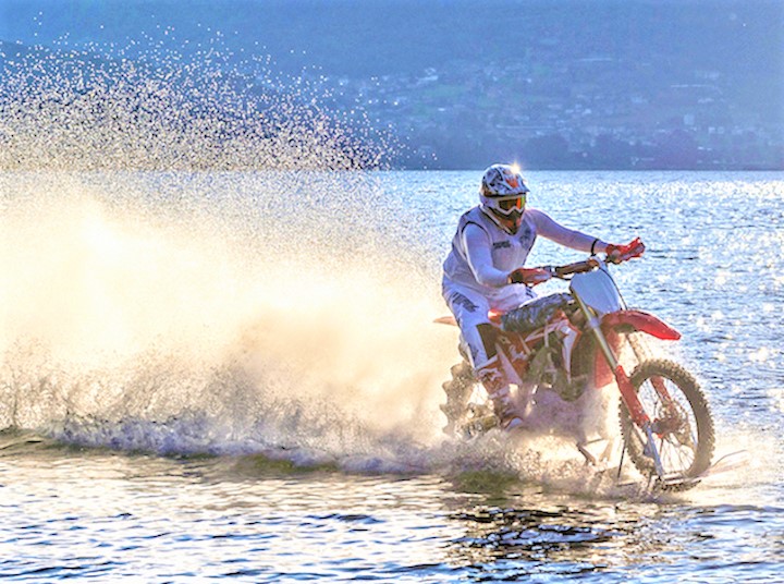 Luca Colombo: la traversata dello Stretto di Messina con una moto da cross