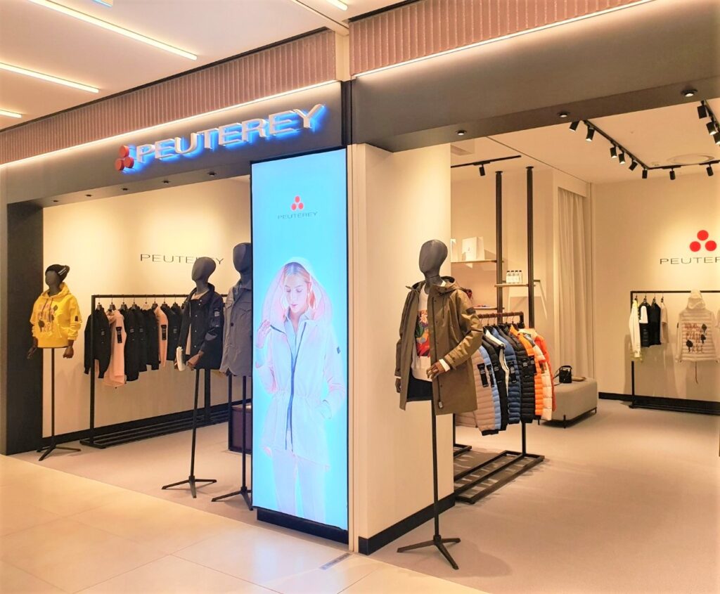 Peuterey accelera la sua espansione in Corea del Sud Peuterey, nuovi store, Peuterey Corea, Francesca Lusini, G&P net SpA, Peuterey Group anche nel difficile 2020, anno segnato da una pandemia globale, ha continuato ad investire nell’internazionalizzazione del proprio brand Peuterey concretizzando l’apertura di ben 10 nuovi store nei maggiori department store coreani. Le 10 nuove aperture concretizzate nel 2020 sono concentrate nei maggiori centri urbani del Paese: 3 a Seul, capitale della Corea del Sud e metropoli che conta quasi 10 milioni di abitanti, 2 a Busan, grande città portuale, 2 a Daegu, 4° città più grande del Paese con i suoi 2 milioni e mezzo di abitanti, 2 nella popolosa provincia di Gyenoggi-do e infine uno a Daejeon, 5° città sudcoreana per dimensioni. Ha dichiarato Francesca Lusini, Presidente di Peuterey Group: “La Corea rappresenta oggi un mercato dal potenziale di crescita molto interessante. Il Paese, infatti, ha saputo domare rapidamente la diffusione dei contagi da Covid19 e così, grazie all’ottima capacità di contenimento dell’emergenza sanitaria, l’economia sudcoreana ha mostrato una elevata resilienza anche alla crisi economica. La Corea del Sud nel 2020 è infatti risultata decisamente meno penalizzata rispetto alle altre economie avanzate e vanta prospettive di pieno recupero già nel 2021. Inoltre la Corea del Sud registra uno sviluppo particolarmente rilevante nei segmenti premium con un incremento medio annuo delle importazioni di prodotti moda di fascia alta del +17.5% negli ultimi 10 anni. Sono pertanto certa che l’ottima accoglienza riservata da questo esigente mercato al nostro Brand ed ai nostri prodotti unitamente al trend complessivo del mercato e al nostro rafforzamento distributivo ci potranno dare grandi soddisfazioni anche nei prossimi anni.” Peuterey Group, che già nel 2020 ha registrato in Corea del Sud una crescita del +50% sull’esercizio precedente, intende proseguire anche nel 2021 con il proprio piano di aperture nel Paese. Il business plan prevede infatti l’inaugurazione di oltre 20 nuove door per il prossimo esercizio, segnando dunque un’ulteriore accelerazione. ********************** G&P net SpA è la holding proprietaria del marchio Peuterey, che dirige e coordina le attività delle società controllate Peuterey srl, licenziataria del marchio Post Card e Geospirit srl, proprietaria del marchio Geospirit e licenziataria del marchio Dekker. Gruppo specializzato da oltre 30 anni nell’ideazione, produzione e distribuzione di capospalla e abbigliamento per uomo, donna e bambino si contraddistingue nel segmento per la capacità di coniugare creatività, innovazione e sostenibilità interpretando l’evoluzione dello stile attraverso un portafoglio di brand ben diversificati e complementari fra loro. Il Gruppo, che si avvale della collaborazione di 250 dipendenti diretti distribuiti fra l’headquarter di Altopascio, lo showroom di Milano e i negozi, è presente, oltre che in Italia, nei paesi DACH, in Benelux, in Corea, in Russia e negli Stati Uniti.