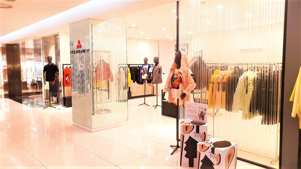 Peuterey accelera la sua espansione in Corea del Sud Peuterey, nuovi store, Peuterey Corea, Francesca Lusini, G&P net SpA, Peuterey Group anche nel difficile 2020, anno segnato da una pandemia globale, ha continuato ad investire nell’internazionalizzazione del proprio brand Peuterey concretizzando l’apertura di ben 10 nuovi store nei maggiori department store coreani. Le 10 nuove aperture concretizzate nel 2020 sono concentrate nei maggiori centri urbani del Paese: 3 a Seul, capitale della Corea del Sud e metropoli che conta quasi 10 milioni di abitanti, 2 a Busan, grande città portuale, 2 a Daegu, 4° città più grande del Paese con i suoi 2 milioni e mezzo di abitanti, 2 nella popolosa provincia di Gyenoggi-do e infine uno a Daejeon, 5° città sudcoreana per dimensioni. Ha dichiarato Francesca Lusini, Presidente di Peuterey Group: “La Corea rappresenta oggi un mercato dal potenziale di crescita molto interessante. Il Paese, infatti, ha saputo domare rapidamente la diffusione dei contagi da Covid19 e così, grazie all’ottima capacità di contenimento dell’emergenza sanitaria, l’economia sudcoreana ha mostrato una elevata resilienza anche alla crisi economica. La Corea del Sud nel 2020 è infatti risultata decisamente meno penalizzata rispetto alle altre economie avanzate e vanta prospettive di pieno recupero già nel 2021. Inoltre la Corea del Sud registra uno sviluppo particolarmente rilevante nei segmenti premium con un incremento medio annuo delle importazioni di prodotti moda di fascia alta del +17.5% negli ultimi 10 anni. Sono pertanto certa che l’ottima accoglienza riservata da questo esigente mercato al nostro Brand ed ai nostri prodotti unitamente al trend complessivo del mercato e al nostro rafforzamento distributivo ci potranno dare grandi soddisfazioni anche nei prossimi anni.” Peuterey Group, che già nel 2020 ha registrato in Corea del Sud una crescita del +50% sull’esercizio precedente, intende proseguire anche nel 2021 con il proprio piano di aperture nel Paese. Il business plan prevede infatti l’inaugurazione di oltre 20 nuove door per il prossimo esercizio, segnando dunque un’ulteriore accelerazione. ********************** G&P net SpA è la holding proprietaria del marchio Peuterey, che dirige e coordina le attività delle società controllate Peuterey srl, licenziataria del marchio Post Card e Geospirit srl, proprietaria del marchio Geospirit e licenziataria del marchio Dekker. Gruppo specializzato da oltre 30 anni nell’ideazione, produzione e distribuzione di capospalla e abbigliamento per uomo, donna e bambino si contraddistingue nel segmento per la capacità di coniugare creatività, innovazione e sostenibilità interpretando l’evoluzione dello stile attraverso un portafoglio di brand ben diversificati e complementari fra loro. Il Gruppo, che si avvale della collaborazione di 250 dipendenti diretti distribuiti fra l’headquarter di Altopascio, lo showroom di Milano e i negozi, è presente, oltre che in Italia, nei paesi DACH, in Benelux, in Corea, in Russia e negli Stati Uniti.