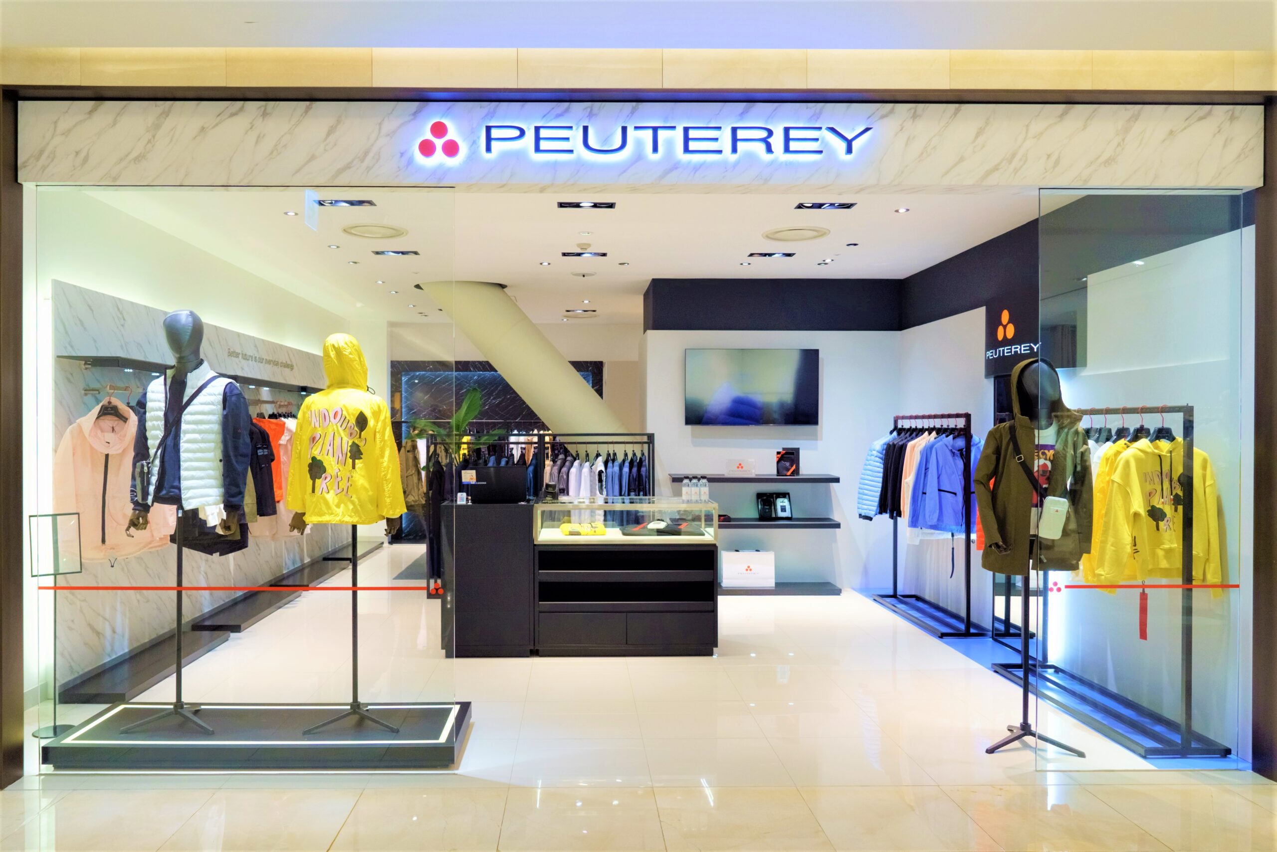 Peuterey accelera la sua espansione in Corea del Sud Peuterey, nuovi store, Peuterey Corea, Francesca Lusini, G&P net SpA, Peuterey Group anche nel difficile 2020, anno segnato da una pandemia globale, ha continuato ad investire nell’internazionalizzazione del proprio brand Peuterey concretizzando l’apertura di ben 10 nuovi store nei maggiori department store coreani. Le 10 nuove aperture concretizzate nel 2020 sono concentrate nei maggiori centri urbani del Paese: 3 a Seul, capitale della Corea del Sud e metropoli che conta quasi 10 milioni di abitanti, 2 a Busan, grande città portuale, 2 a Daegu, 4° città più grande del Paese con i suoi 2 milioni e mezzo di abitanti, 2 nella popolosa provincia di Gyenoggi-do e infine uno a Daejeon, 5° città sudcoreana per dimensioni. Ha dichiarato Francesca Lusini, Presidente di Peuterey Group: “La Corea rappresenta oggi un mercato dal potenziale di crescita molto interessante. Il Paese, infatti, ha saputo domare rapidamente la diffusione dei contagi da Covid19 e così, grazie all’ottima capacità di contenimento dell’emergenza sanitaria, l’economia sudcoreana ha mostrato una elevata resilienza anche alla crisi economica. La Corea del Sud nel 2020 è infatti risultata decisamente meno penalizzata rispetto alle altre economie avanzate e vanta prospettive di pieno recupero già nel 2021. Inoltre la Corea del Sud registra uno sviluppo particolarmente rilevante nei segmenti premium con un incremento medio annuo delle importazioni di prodotti moda di fascia alta del +17.5% negli ultimi 10 anni. Sono pertanto certa che l’ottima accoglienza riservata da questo esigente mercato al nostro Brand ed ai nostri prodotti unitamente al trend complessivo del mercato e al nostro rafforzamento distributivo ci potranno dare grandi soddisfazioni anche nei prossimi anni.” Peuterey Group, che già nel 2020 ha registrato in Corea del Sud una crescita del +50% sull’esercizio precedente, intende proseguire anche nel 2021 con il proprio piano di aperture nel Paese. Il business plan prevede infatti l’inaugurazione di oltre 20 nuove door per il prossimo esercizio, segnando dunque un’ulteriore accelerazione. ********************** G&P net SpA è la holding proprietaria del marchio Peuterey, che dirige e coordina le attività delle società controllate Peuterey srl, licenziataria del marchio Post Card e Geospirit srl, proprietaria del marchio Geospirit e licenziataria del marchio Dekker. Gruppo specializzato da oltre 30 anni nell’ideazione, produzione e distribuzione di capospalla e abbigliamento per uomo, donna e bambino si contraddistingue nel segmento per la capacità di coniugare creatività, innovazione e sostenibilità interpretando l’evoluzione dello stile attraverso un portafoglio di brand ben diversificati e complementari fra loro. Il Gruppo, che si avvale della collaborazione di 250 dipendenti diretti distribuiti fra l’headquarter di Altopascio, lo showroom di Milano e i negozi, è presente, oltre che in Italia, nei paesi DACH, in Benelux, in Corea, in Russia e negli Stati Uniti.