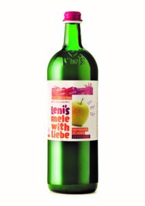 Spremuta di Mela Leni’s, il frutto della bellezza che disseta la pelle Mela Leni’s, mele Leni’s, Spremuta di Mela Leni’s, spremuta non filtrata, succo di mela, VOG Products, Nel cuore del Trentino Alto Adige, sulle Dolomiti, vive Leni, una ragazza attiva e sorridente. Immersa in un paesaggio montano incontaminato, Leni lavora ogni giorno il meleto della nonna, scegliendo e raccogliendo with Liebe soltanto le mele più belle. Oggi l’aspetta una lezione importante: insieme a sua nonna scoprirà tutte le qualità nutrizionali delle sue deliziose mele. Frutto sano e buono, la mela contiene un’elevata quantità di vitamine B e C ed è ricca di pectina, una fibra alimentare che contribuisce a ridurre i livelli di glicemia nel sangue, regolando l’assorbimento degli zuccheri. Inoltre, contiene quercitina, una sostanza con potere antiossidante in grado di proteggere l’organismo dall’azione dei radicali liberi. Saziante e con pochi grassi, la mela rappresenta un frutto nutriente ed equilibrato. È per questo che Leni utilizza le sue apples croccanti, succose e saporite, per creare… la prelibata Spremuta di Mela Leni’s. Realizzata solo con le migliori mele di alta quota, 100% genuine e 100% italiane, la Spremuta di Mela Leni’s è tutta natura, perfetta per dissetarsi con gusto, in qualunque momento della giornata. Dalla qualità eccellente e dal sapore inconfondibile, la Spremuta di Mela Leni’s è una spremuta non filtrata dal sapore avvolgente e delicato. Particolarmente digeribile, è tutto quello che occorre per… vivere un momento di rinfrescante relax! Confezione e prezzo: Spremuta di Mela in bottiglia in vetro da 1 litro è in vendita nella distribuzione moderna al prezzo consigliato di 2,60 Euro. TABELLA NUTRIZIONALE SPREMUTA DI MELA Valori nutrizionali medi per 100 ml %AR* Ingredienti Succo di mela torbido, antiossidante: acido ascorbico. Energia 186 kJ/44 kcal 2% Grassi di cui acidi grassi saturi 0 g 0 g 0% 0% Carboidrati di cui zuccheri 11 g 9 g 4% 10% Proteine 0,4 g