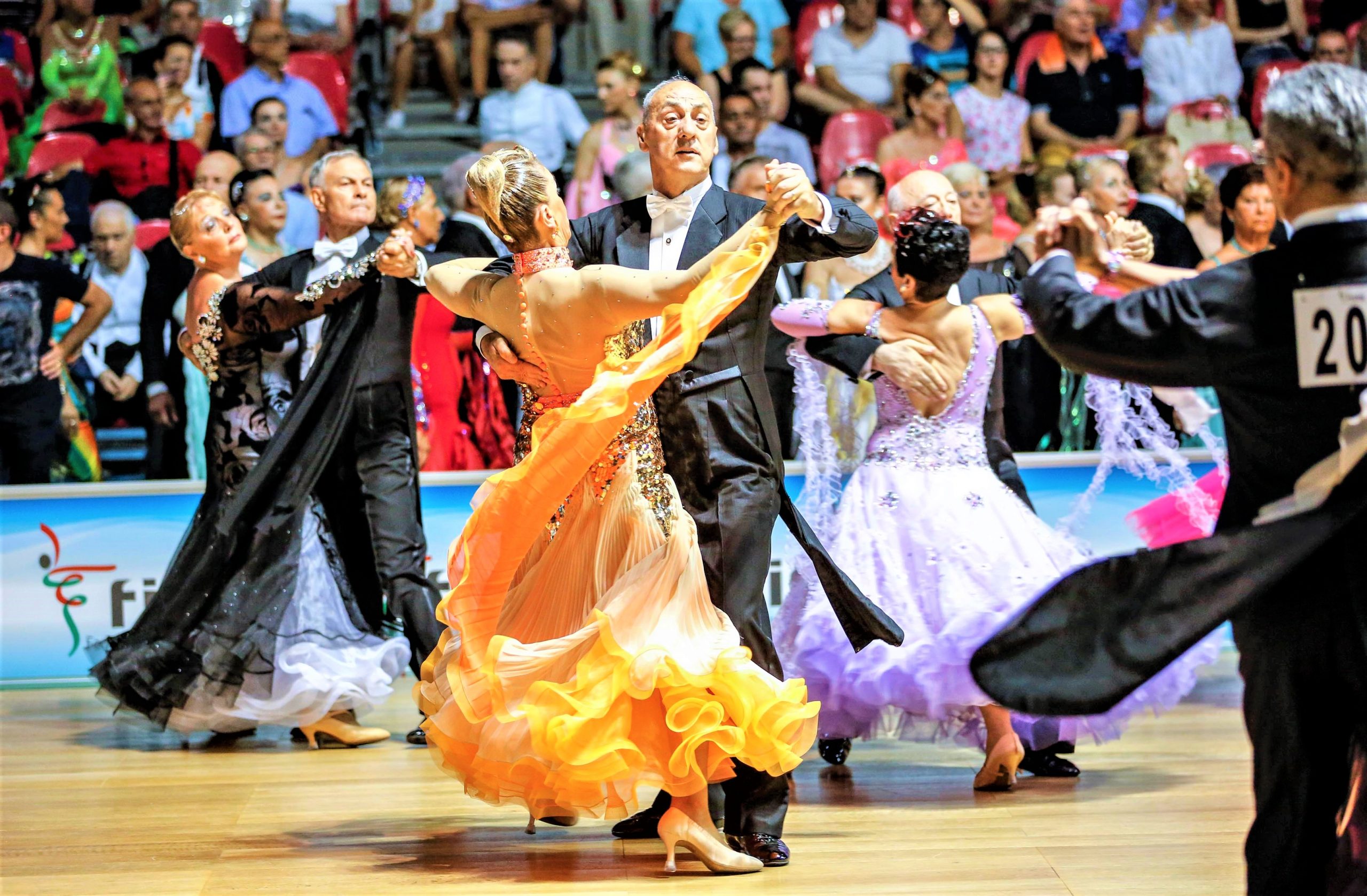 La Riviera Romagnola punta sulla danza sportiva. Liscio, Street, Lindy Hop dal 1 luglio arriva RivieraDanza