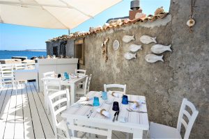Ristoranti pied dans l'eau: Cortile Arabo a Marzamemi (SR) apre la nuova champagneria