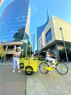 Tassoni in giro per Milano con due cargo bike gialle