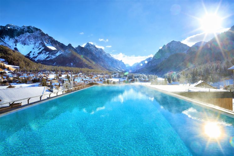 Vista panoramica sui monti dalle piscine all’aperto con acqua calda dell’Alto Adige/Südtirol