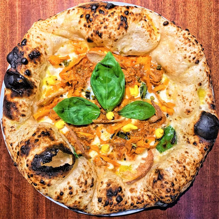 “A far la pizza comincia tu”: Cocciuto celebra la settimana sanremese con una pizza tributo a Raffaella Carrà
