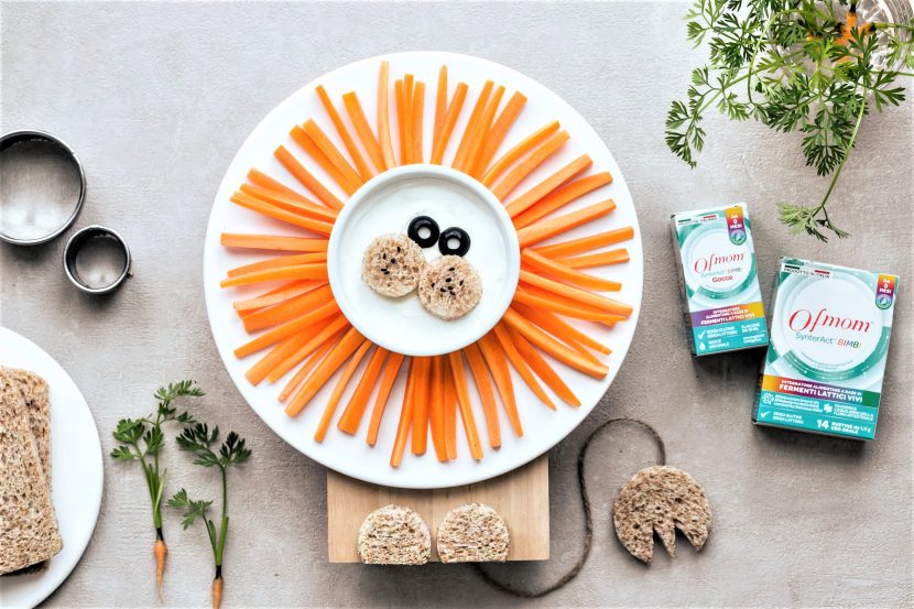 Disegnare un leone nel piatto con carotine alla jullienne in una crema di feta e yogurt greco