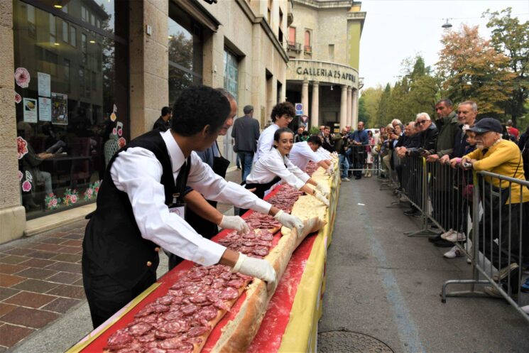 Cremonese–Napoli: i tifosi pacificamente insieme con un maxi panino al salame