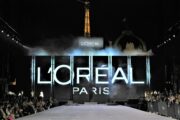 Le Défilé L’Oréal Paris ha ispirato tutte le donne con il messaggio “Walk Their Worth” presso l’École Militaire