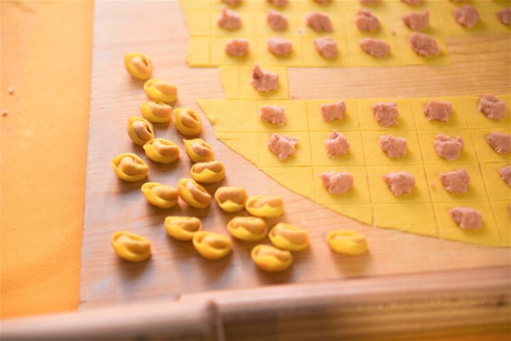 Disfida gastronomica tra cappelletto ferrarese e tortellino bolognese