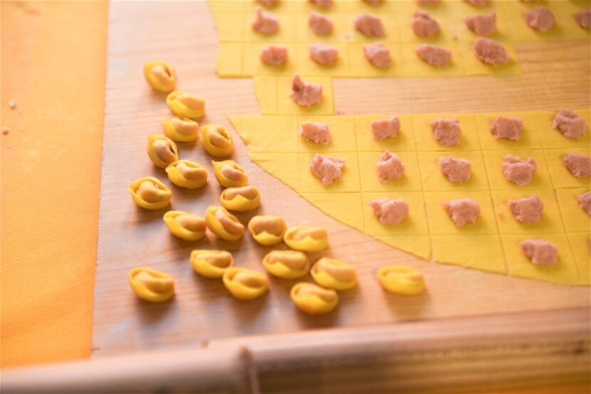 Disfida gastronomica tra cappelletto ferrarese e tortellino bolognese