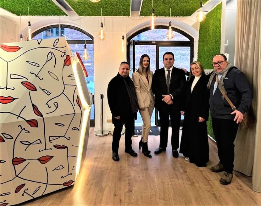 Mecenate.online organizza l’evento d’arte “Nel paese delle meraviglie” durante la Fashion Week in alcuni locali del Quadrilatero della Moda