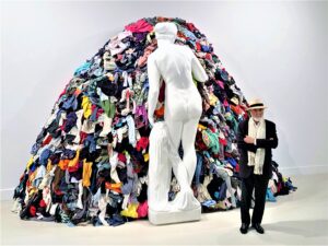 La Pace Preventiva è una mostra installazione di Michelangelo Pistoletto pensata appositamente per la suggestiva Sala delle Cariatidi a Palazzo Reale.