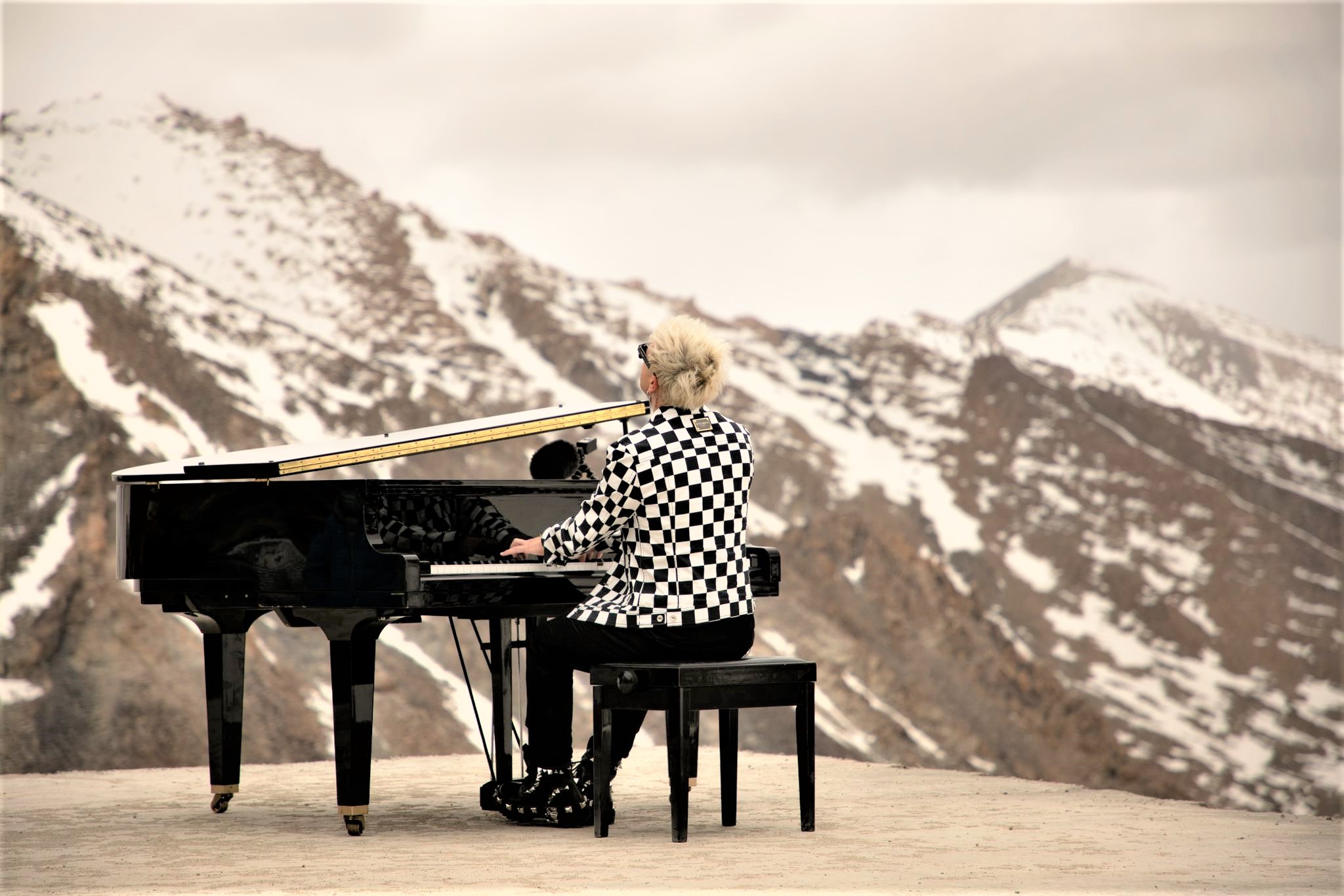 A Davide Locatelli il Guinness World Records “highest altitude grand piano performance”