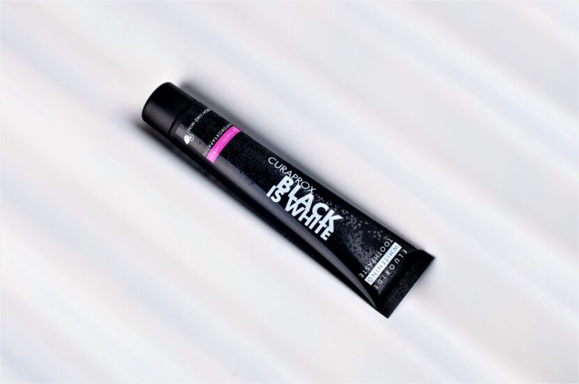 Black is White, il dentifricio Curaprox per un sorriso più bianco e naturale